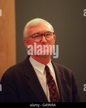 PA NEWS PHOTO 2/3/93 JOHN BIRT BBC GENERALDIREKTOR BEI EINER DISKUSSION ÜBER DIE ZUKÜNFTIGE GESTALT DER BBC IM RUNDFUNKHAUS IN LLANDAFF, CARDIFF, WALES Stockfoto