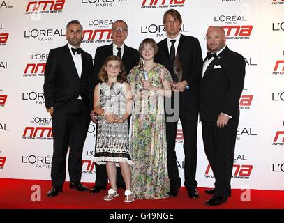 Darsteller und Crew der Kings Speech, darunter Geoffery Rush, Tom Hooper, Freya Wilson und Ramona Marquez mit dem Preis für besondere Anerkennung bei den National Movie Awards 2011 in der Wembley Arena, London Stockfoto