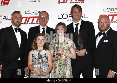 Darsteller und Crew der Kings Speech, darunter Geoffery Rush, Tom Hooper, Freya Wilson und Ramona Marquez mit dem Preis für besondere Anerkennung bei den National Movie Awards 2011 in der Wembley Arena, London Stockfoto