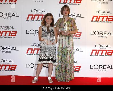 Freya Wilson und Ramona Marquez von The King's Speech mit dem Preis für besondere Anerkennung bei den National Movie Awards 2011 in der Wembley Arena, London Stockfoto