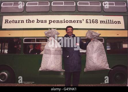 Bill Morris, Generalsekretär der Gewerkschaft T&G mit zwei Sackladungen von Modellbussen, Die er den Abgeordneten im Namen von 40,000 britischen Rentnern, ehemaligen Mitarbeitern der National Bus Company, präsentieren wird, da er vor einer lebensgroßen Version der Modelle steht, heute in London (Weds). Anstelle der Werbung trägt der Bus, ein dunkelgrüner Doppeldecker, die Meldung "Return the Bus Rentner" 168m. Sein Ziel ist "Fairness" und seine Nummer 168m. Foto von Sean Dempsey. Stockfoto