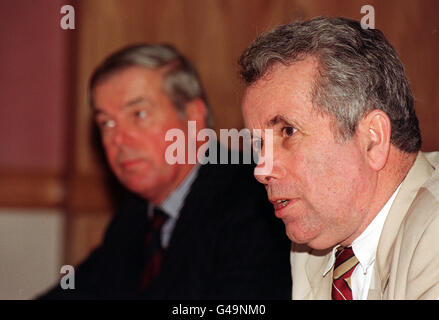 Martin Bell (rechts), Abgeordneter von Tatton, bei der heutigen Pressekonferenz am Donnerstag, um eine neue parlamentarische Kampagne zur Freilassung der schottischen Wachmänner Jim Fisher und Mark Wright zu starten, die wegen des Mordes an einem katholischen Teenager in Belfast inhaftiert wurden. Auf dem Bild mit Herrn Bell ist Generalmajor Murray Naylor von der Fisher and Wright Release Group, der am Dienstag die Soldaten im Gefängnis besuchte. Siehe PA Story SCOTLAND Bell. Foto von John Stillwell. Stockfoto