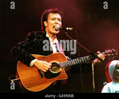 PA NEWS PHOTO 12/97 SÄNGER CLIFF RICHARD TRITT WÄHREND DES HALLELUJAH WEIHNACHTSKONZERTS IN DER LONDON ARENA AUF. DIE WOHLTÄTIGKEITSORGANISATION FÖRDERT MITTEL UND BEWUSSTSEIN FÜR KINDER IN KRISEN UND HILFT VERGESSENEN KINDERN IN VIELEN TEILEN DER WELT. Stockfoto