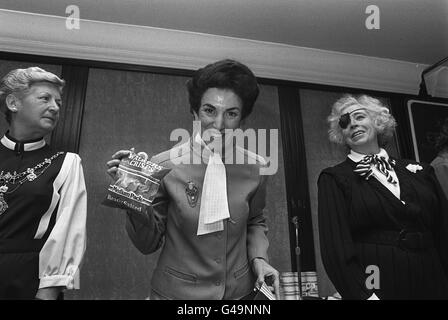 PA NEWS FOTO 17.10.86 EDWINA CURRIE JUNIOR GESUNDHEITSMINISTER HÄLT EINE PACKUNG CHIPS PRÄSENTIERT IHR IN EIN GESCHENK VERPACKEN AN DER MIDLANDS FRAUEN DES JAHRES MITTAGESSEN IN NOTTINGHAM. Stockfoto