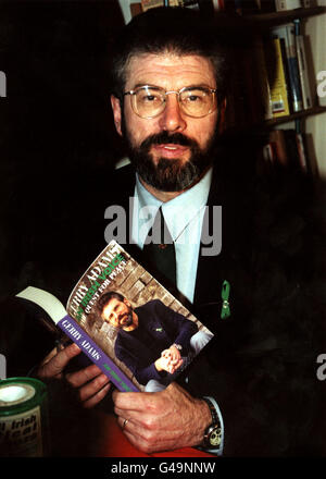 PA NEWS PHOTO 11/12/97 SINN FEIN-PRÄSIDENT GERRY ADAMS SIGNIERT KOPIEN SEINES BUCHES "AN IRISH VOICE" IN LONDON VOR SEINEM BAHNBRECHENDEN TREFFEN MIT PREMIERMINISTER TONY BLAIR IN DER DOWNING STREET, LONDON Stockfoto