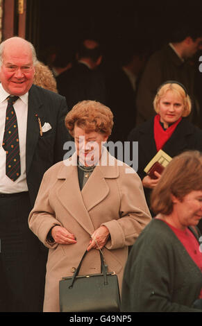 PA-NEWS FOTO 23.11.94 JEAN ALEXANDER SPIELTE HILDA OGDEN IN "CORONATION STREET" BLÄTTERN EIN DANKGOTTESDIENST FÜR DORIS GESCHWINDIGKEIT KEARSLEY KIRCHE IN DER NÄHE VON BOLTON. Stockfoto