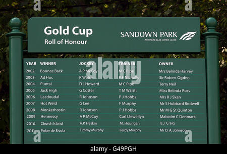 Pferderennen - bet365 Gold Cup Ostersonntag - Sandown Park. Gold Cup Rolle der Ehre Schild Post im Sandown Park Stockfoto