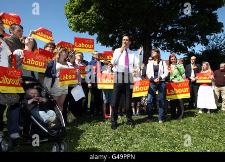 Der Gewerkschaftsführer Ed Miliband spricht mit Unterstützern während eines Wahlbesuches in Kirkby in Ashfield, Nottinghamshire. Stockfoto