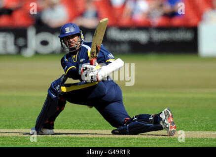 Cricket - Clydesdale Bank 40 - Gruppe B - Leicestershire / Durham - Grace Road. Gareth Breese von Durham macht sich auf den Weg nach 44 Stockfoto