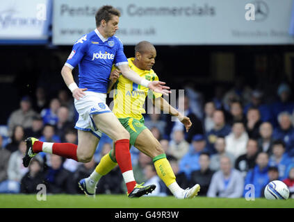 Greg Halford von Portsmouth und Simeon Jackson von Norwich City (rechts) kämpfen während des npower Championship-Spiels im Fratton Park, Portsmouth, um den Ball. Stockfoto