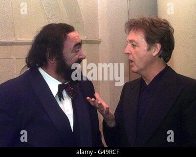 Tenor Luciano Pavarotti spricht heute Abend (Montag) mit Sir Paul McCartney während der Classical Music Awards 1997 des Gramophone Magazine im Londoner Alexandra Palace. Foto von Adam Butler/PA*EDI*. **die Gramophone Awards werden morgen Abend (Dienstag) im ITV Network gezeigt. Stockfoto