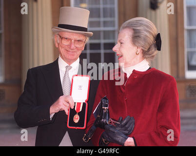 Rennkommentator Sir Peter O'Sullevan heute (Dienstag) im Buckingham Palace mit seiner Frau Patricia, nachdem er von der Königin zum Ritter geschlagen wurde. Siehe PA Story ROYAL Investiture O'Sullevan. Foto von Sean Dempsey/WPA. Stockfoto