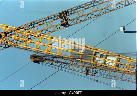 Demonstranten (rechts), die einen riesigen Kran bestiegen haben, mit dem heute (Dienstag) die 12 Masten installiert werden, die zur Unterstützung der Konstruktion des Millennium Dome in Greenwich benötigt werden. Neun Aktivisten, die sich selbst Time Bomb nannten, ketteten sich an den 350 Meter langen Kran und entrollten ein Transparent mit der Aufschrift: Domesday Dome. Foto von David Giles. Siehe PA Story MILLENNIUM Protest. Stockfoto
