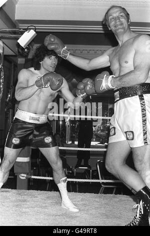 Werbung - Promis - Henry Cooper und Kevin Keegan - Cafe Royal London Stockfoto