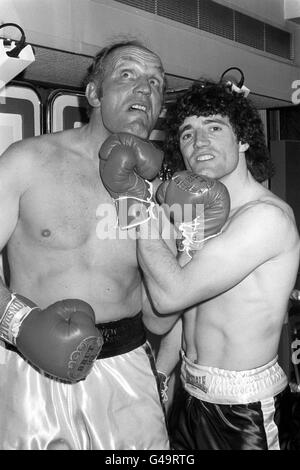 Werbung - Promis - Henry Cooper und Kevin Keegan - Cafe Royal London Stockfoto