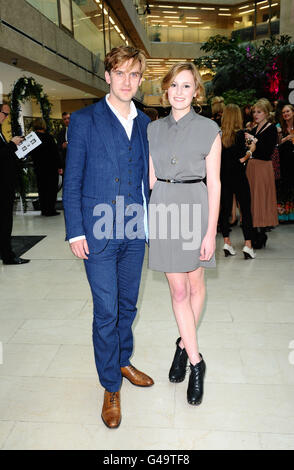 Dan Stevens und Laura Carmichael aus Downton Abbey treffen bei der Nominierten Party der BAFTA Television Awards in der Coutts Bank in London ein. Stockfoto