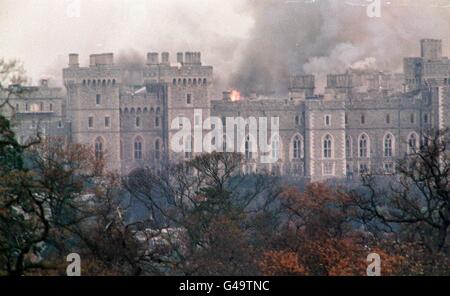 Ein Blick auf Windsor Castle, nachdem in der privaten Kapelle der Königin Feuer ausging. Stockfoto