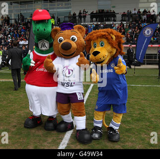 Arsenal Maskottchen Gunnersaurus Rex (links) und Chelsea Maskottchen Stamford die Löwe (rechts) Pose mit Berry Bear der Super League der Frauen MASCOT Stockfoto