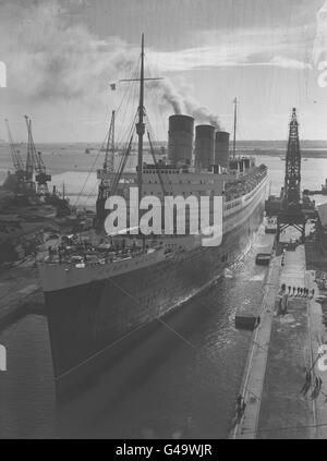 Der 81,000 Tonnen schwere Cunard-White Star-Liner RMS Queen Mary zieht in stattlicher Weise in das King George V Trockendock in Southampton für ihre jährliche Überholung. Stockfoto