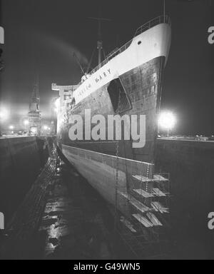 Transport - Wasser - Futter - RMS Queen Mary - King George V Dry Docks, Southampton. Der riesige Liner RMS Queen Mary im Trockendock in Southampton für ihre jährliche Winterüberholung. Stockfoto