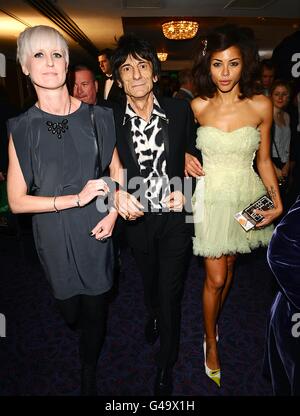 Ronnie Wood und Ana Araujo (rechts) mit Gast, der für die Sony Radio Academy Awards 2011 im Grosvenor House Hotel, London, eintrifft Stockfoto