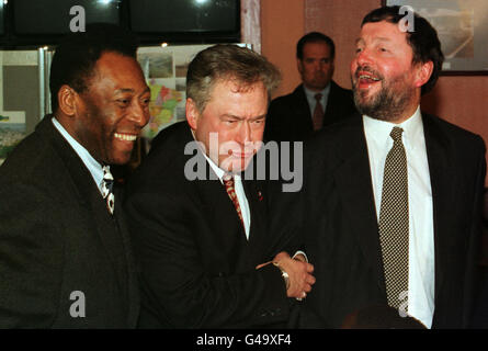 Der ehemalige Fußballstar und aktuelle brasilianische Sportminister Pele (links) lacht mit dem britischen Sportminister Tony Banks (Mitte) und dem Bildungsminister David Blunkett bei seinem Besuch im Chelsea Football Club heute (Mittwoch) mit dem brasilianischen Präsidenten Fernando Henriqu Cardoso. Rota Bild von Ian Waldie/REUTERS Stockfoto