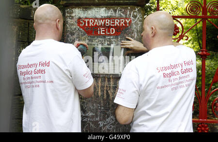 Im Liverpooler Strawberry Field werden neue handgefertigte Replik-Tore eingesetzt, da die 100 Jahre alten Originale entfernt wurden, um zu verhindern, dass ihnen weitere Schäden zugefügt werden. Stockfoto