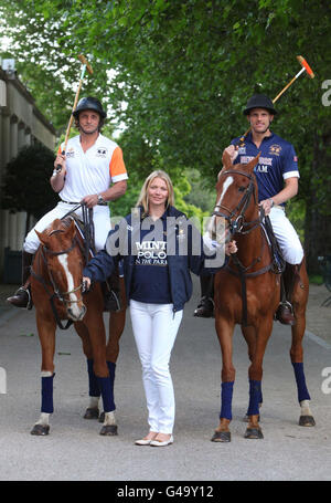 Supermodel und MINT Polo im Park Markenbotschafter, Jodie Kidd (Mitte) mit Ehemann Andrea Vianini (links) und Jamie Morrison im Hurlingham Club, West London, wo Jodie die Teams für das MINT Polo im Park 2011 Event vorstellte. Stockfoto