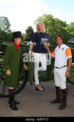 Supermodel und MINT Polo in der Park-Markenbotschafterin Jodie Kidd wird von der Harrods-Kutsche von Ehemann Andrea Vianini (rechts) im Hurlingham Club, West London, unterstützt, wo sie die Teams für das MINT Polo in der Park 2011 Veranstaltung vorstellte. Stockfoto