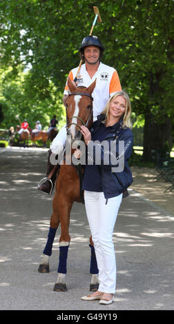 Supermodel und MINT Polo in der Park Markenbotschafterin, Jodie Kidd, und ihr Ehemann wird Andrea Vianini im Hurlingham Club, West London, wo sie die Teams für das MINT Polo in der Park 2011 Veranstaltung vorstellte. Stockfoto