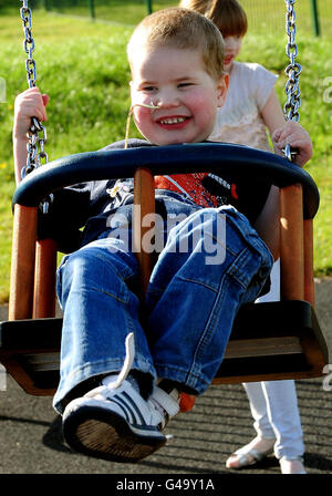 Mason Lewis mit Schwester Indiana zu Hause in Atherstone, Warwickshire. Der vierjährige Junge ist zur kleinsten Person in Großbritannien geworden, die eine erfolgreiche Lungentransplantation hat. Stockfoto