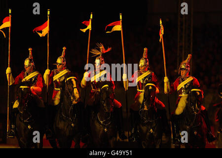 Die Houshold Cavalry treten mit der Mounted Band von La Garde Republicaine im Windsor Castle Tattoo auf. Stockfoto