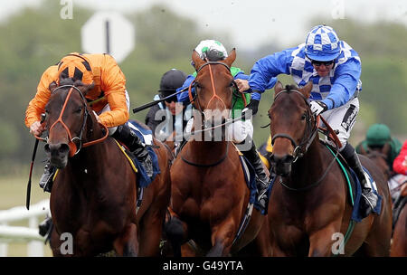 St Barths, die von Richard Hills geritten werden, versuchen einen Weg zwischen dem späteren Gewinner Wise Venture, der von Jim Crowley (rechts) geritten wird, und Poole Harbor, der von Jimmy Fortune während der Ramsey Health Care Maiden Stakes in Newbury während des Scope Charity Race Day auf der Newbury Racecourse gefahren wird, zu finden. Stockfoto