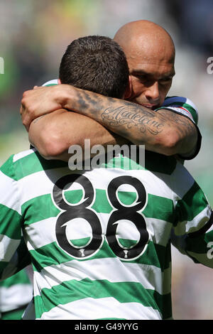 Fußball - Clydesdale Bank Scottish Premier League - Celtic / Dundee United - Celtic Park. Celtic's Gary Hooper feiert mit Daniel Majstorovic (rechts) Stockfoto