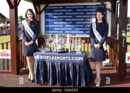 Pferderennen - 2011 Punchestown Festival - Boylesports.com Champion Chase Day. Boylesports Promotion Girls warten auf die Teilnahme an der Präsentation für die Siegerparty der Boylesports.com Champion Chase Stockfoto