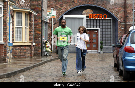 Tyson Gay einer der schnellsten Männer der Welt und Samia Smith von Coronation Street wärmen sich am Set vor dem Großen Sporttag in Manchester auf. Stockfoto