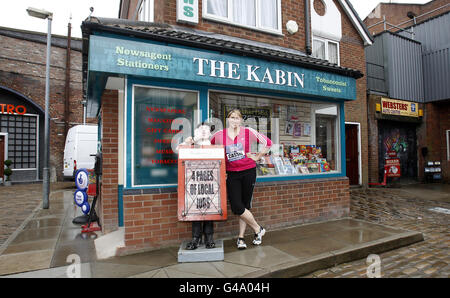 Cassie Patten bei einem Besuch der Coronation Street in Manchester. Stockfoto