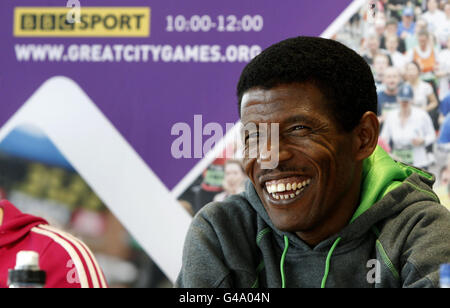 Besuchen Sie Sport - Tyson Gay und Haile Gebrselassie Satz von Coronation Street Stockfoto