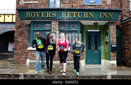 Besuchen Sie Sport - Tyson Gay und Haile Gebrselassie Satz von Coronation Street Stockfoto