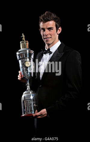 Fußball - PFA Player of the Year Awards 2011 - Grosvenor House Hotel. Gareth Bale von Tottenham Hotspur mit der Trophäe „PFA-Spieler des Jahres“ Stockfoto