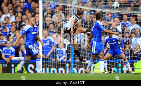 Fußball - Barclays Premier League - Chelsea / Newcastle United - Stamford Bridge. Steven Taylor von Newcastle United erzielt das zweite Tor seines Spielers Stockfoto