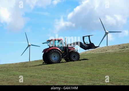 Traktor vor Windturbinen, Cezallier, Auvergne, Frankreich, Europa Stockfoto