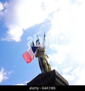 Statue mit französischen Fahnen, Denkmal des ersten Weltkrieges, Auvergne, Frankreich, Europa Stockfoto