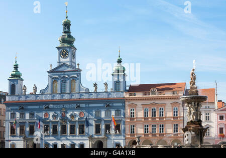 Samson-Brunnen und dem Rathaus, den historischen Bezirk von Ceske Budejovice, auch bekannt als Budweiser, Budvar, Südböhmen Stockfoto