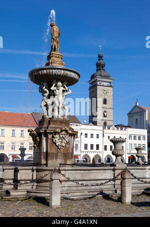 Historisches Viertel mit dem schwarzen Turm und die Samson-Brunnen, Ceske Budejovice auch bekannt als Budweis, Budvar, Südböhmen Stockfoto