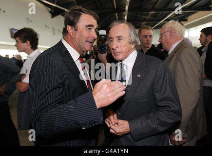 Nigel Mansell und Sir Jackie Stewart bei der Eröffnung des neuen Silverstone Wings auf dem Silverstone Circuit, Northampton. Stockfoto