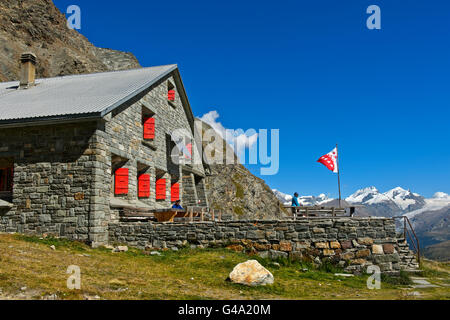 Schönbielhütte, Schonbiel Hütte mit Flagge von Wallis, Zermatt, Kanton Wallis, Schweiz Stockfoto