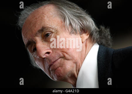 Motorrennen - Eröffnung des neuen Silverstone-Flügels. Sir Jackie Stewart bei der Eröffnung des neuen Silverstone Wings auf dem Silverstone Circuit, Northampton. Stockfoto