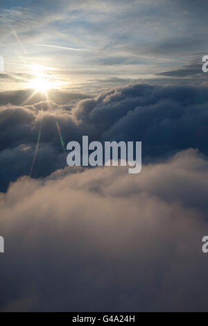 Sunburst über den Wolken aus einem Flugzeug Stockfoto