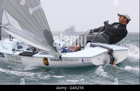 Ben Ainslie, britischer Olympiasieger im Segelsport, übt in seinem Finn-Schlauchboot an der Weymouth and Portland National Sailing Academy, dem Segelort der Olympischen Spiele 2012 in London. Stockfoto